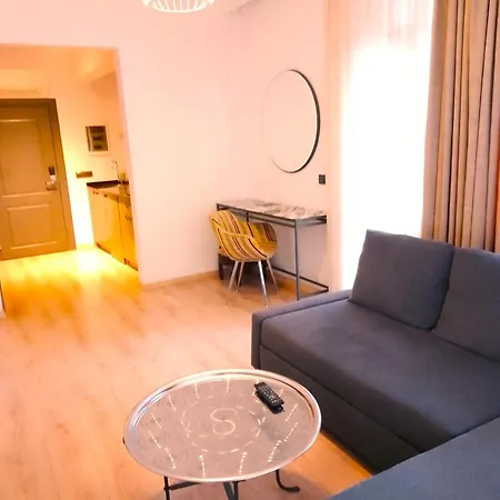 Apartman Unique Flat With Balcony Near Hadrian's Gate