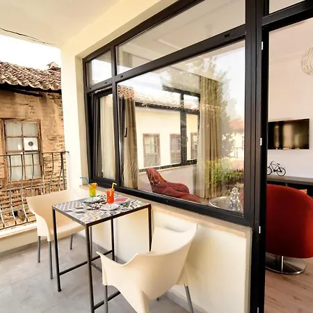 Apartment Unique Flat With Balcony Near Hadrian's Gate *